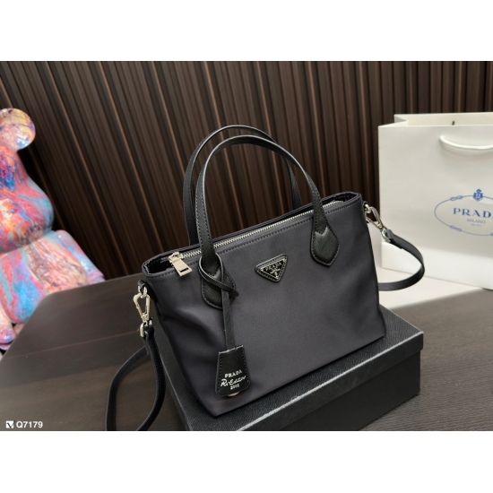 2023.11.06 160/85 gift box Prada Tote bag, the version is endless, and it has existed since ancient times. Many struggling households will choose it first! The concave shape is also appropriate, super fashionable!! Size Small: Small 15.12cm Large 22.17cm