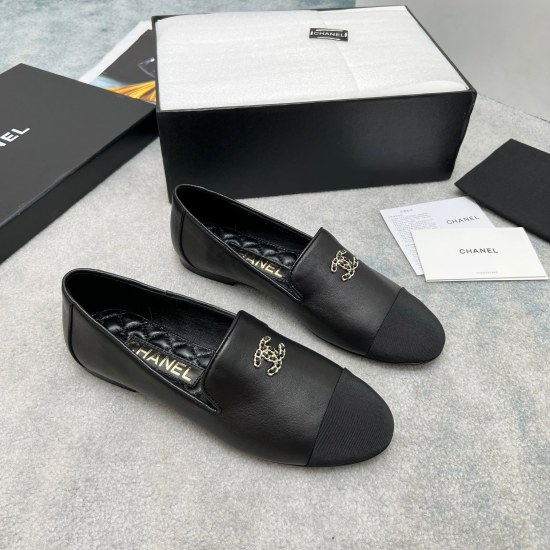On November 19, 2023, P310, the certified Xiaoxiang New Product Lefu Shoes look very pleasing. The round toe cap complements the skinny foot, giving it a retro feeling from the 1980s and 1990s. The four seasons shoes, as well as the new European and Ameri