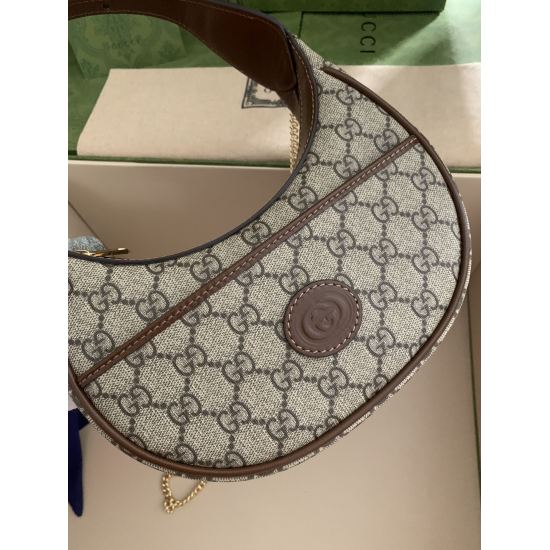 20231126 P510 This mini handbag features a crescent shaped design paired with GGSupreme canvas material, exuding a rich vintage style. Each series of the brand is dedicated to exploring different eras and eras, blending retro elements with classic designs