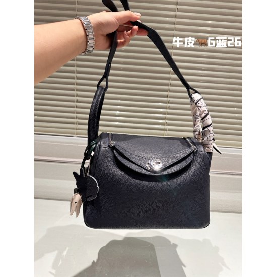 2023.10.29 Head layer cowhide Midnight Blue P325/P295 Hermes shoulder bag Lindy bag Large size 26.18 Small size 19.13 Hermes Lindy bag ✅ The first layer of cowhide is casual. It is soft and soft. Usually, sisters who like casual wear can buy a bag, which 