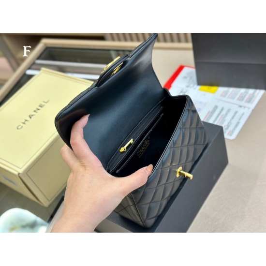 On October 13, 2023, 235 comes with a foldable box and an airplane box size of 20 * 12cm. The Chanel Mini is the best and most worthy mini of this season. It's a must-have item for the mini