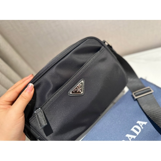 2023.09.03 185 box size: 23 * 16cm Prad crossbody bag camera bag is always cool enough to make people believe it! Not only does it have practical appearance online, but it has never fallen into the category of men and women who can carry a neutral style. 