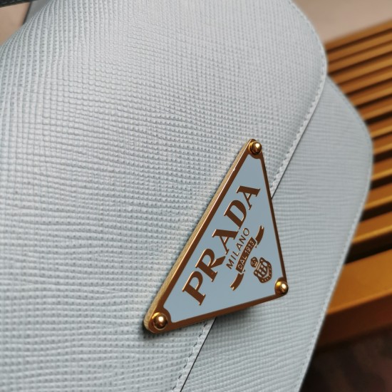 On March 12, 2024, the new flight attendant bag 1BD320 from the original 710 special class 830 counter has arrived. This bag, which is both retro and high-end at first glance, is made of imported cross grain cowhide and a unique triangle logo. The long sh