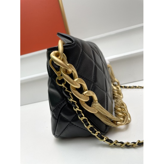 July 20th, 2023, this is too cute!! CHANE12223A Small Hobo Sheepskin Underarm Bag with Tassel Hardware This Season's Bag Hmm There are really few people who are interested in it!! But this small hobo is not bad, it's quite versatile, sweet and cool. It's 