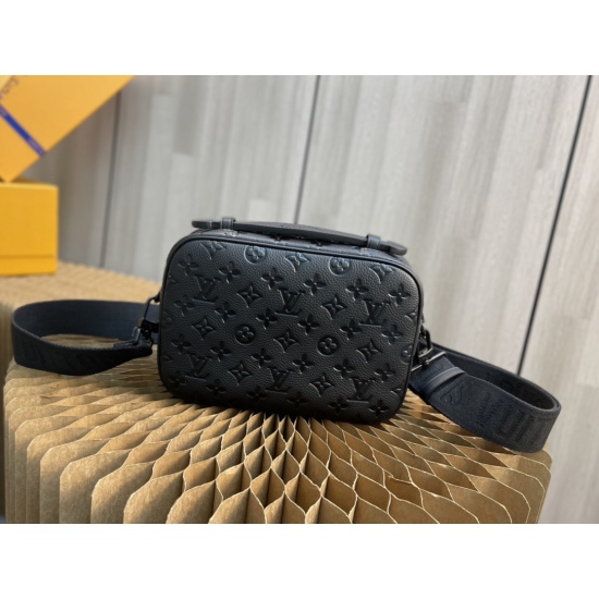 20231125 Internal Price P620 Top Original [Exclusive Background] Style Number: M58489 Black Full Leather S Lock Messenger Bag is made of soft Taurillon leather and features an elegant black color tone, embellished with the brand's traditional Monogram emb