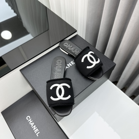 20240403 * 21P: The most popular slipper counter in early autumn is simply a frenzy of grabbing, with popular photos on various social media platforms. The runway style of this season is definitely too handsome, and it is definitely the hottest style of t
