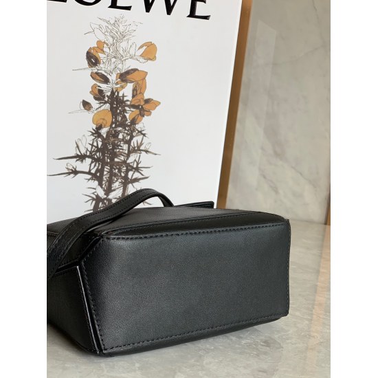 20240325 P800 Top Original Order ‼️  Loewe mini puzzle finally arrived~~Mini puzzle's first lychee print, with sand and caramel colors, the best-selling colors ❤️ Mini size: 18 * 12.5 * 8cm ❤️ The weight of the bag is almost ignored. Fried chicken is prac