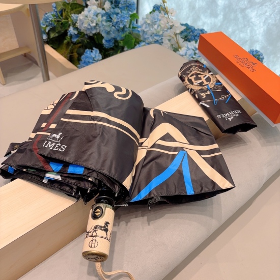 20240402 Special Approval 65 Hermes Premium H Home Trifold Automatic Umbrella is presented in a heavyweight manner with its exquisite craftsmanship and continuous imagination. The new coating technology of the umbrella fabric brings surprising shading eff
