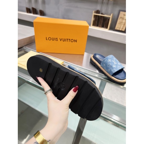 On November 17, 2024, Louis Vuitton's new spring/summer 2024 slippers were hit the market with a 1:1 high-end customization, instantly killing all imitations. The original molded logo decoration is both fashionable and beautiful. The fabric: imported embo