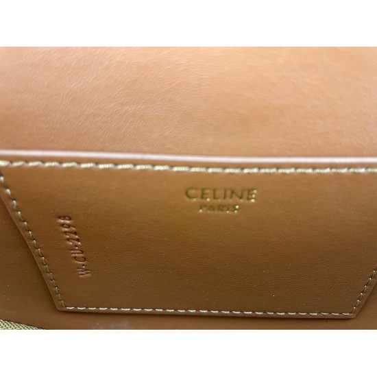 July 10, 2023, CELiNE TaBou Clutch2021 Autumn/Winter single item, portable shoulder and back are all very large, don't underestimate the capacity! Daily enough clothing: mobile phones, powder, lipsticks, watches, upstarts: can be put alone 3 mobile phones