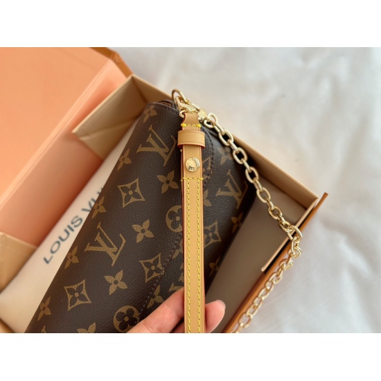 2023.10.1 205 Matching Box (Shipping Real Shot) size: 22 * 12cmL Home's newly popular ivy woc debuted at the peak of its dual chain design. The mahjong bag can be carried on either side or on one shoulder, with built-in card slots that are cute and easy t