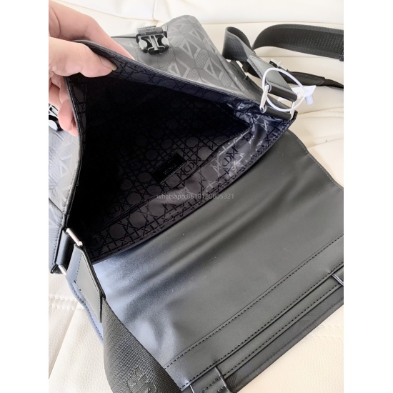 (Original Napa Calf Leather) DIOR Dior Size: 31/21/8, this DiorExplorer handbag takes inspiration from the timeless messenger bag classic logo and reinterprets the high-end style version. Crafted with iconic beige and black Oblique printed jacquard fabric