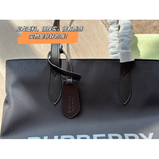 2023.11.17 180 unboxed size: Bottom width 30 * height 22cm Bur nylon bag is a must-have for commuting! A lightweight and practical tote bag with brand logo letters on the front, highly recognizable nylon fabric, very thick and textured. The actual product