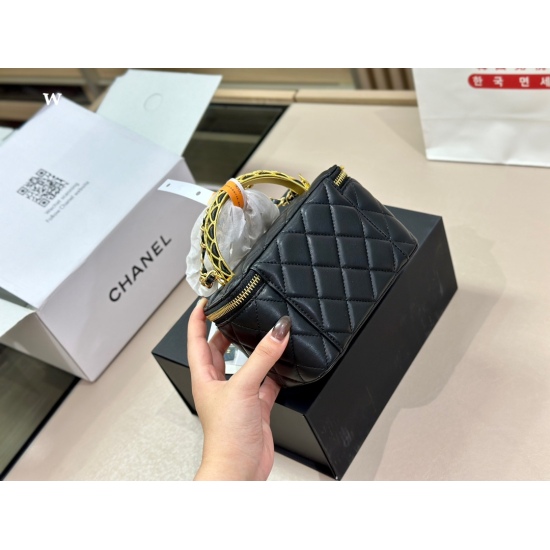 On October 13, 2023, 210 comes with a foldable box to upgrade the quality size: 17.11cm Chanel portable makeup small box. It can be opened on the street for makeup repair and closed for awkward styling