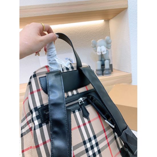 P190 on November 17, 2023. Burberry backpack. Advanced customized backpack The product is really beautiful! I feel very good! Canvas season! Pair denim shorts with a large backpack! Think about it, it's full of Zhengneng Blue! Size 34 40