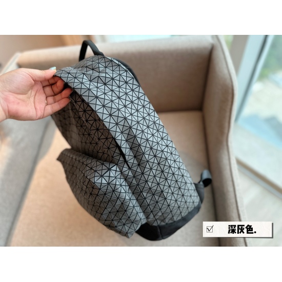 2023.09.01 Reprint Size: 31 * 42cm issey miyake BAOBAO Miyake Miyake Backpack with High Cost Performance!! The original quality is particularly durable, and even carrying a computer to work and traveling can have a large capacity and a super light weight!