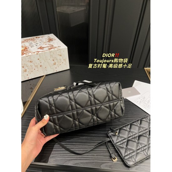 2023.10.07 P255 folding box ⚠️ The size 26.16 Dior Toujours shopping bag is simply irresistible, showcasing a sense of elegance and sophistication. It is a must-have item for beauty collection