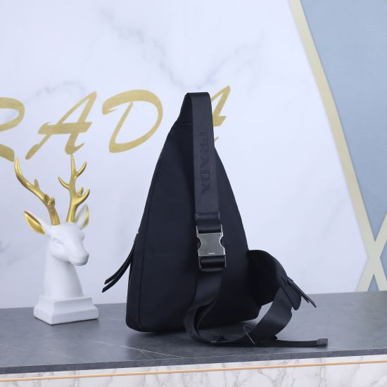 March 12, 2024 The batch 450 new chest bag 2VZ0922021 autumn and winter men's chest bag is made of soft calf leather, with a body style that falls between a backpack and a shoulder bag, showcasing a mixed design style. The adjustable woven nylon shoulder 
