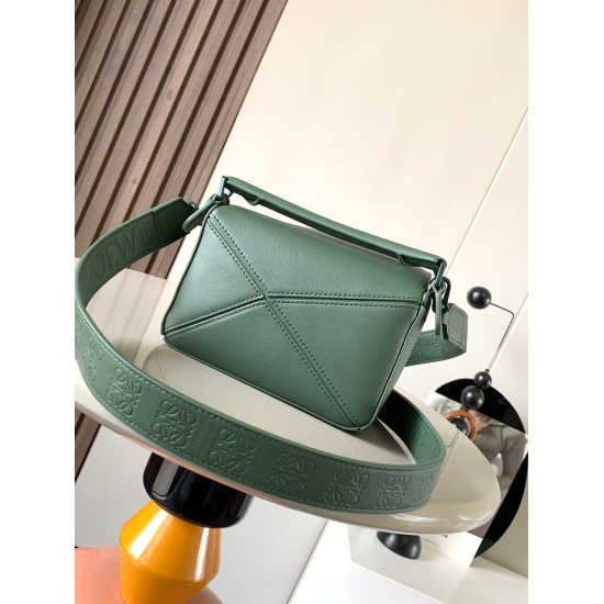 20240325 P730 [Genuine Leather] Geometry Bag Mini 18CM Wide Shoulder Strap Embossed Puzzle Handbag Original Factory Imported Calf Leather Flat Pattern Luo Family Popular Geometry Bag Puzzle Handbag is the first handbag launched by Creative Director Jonath