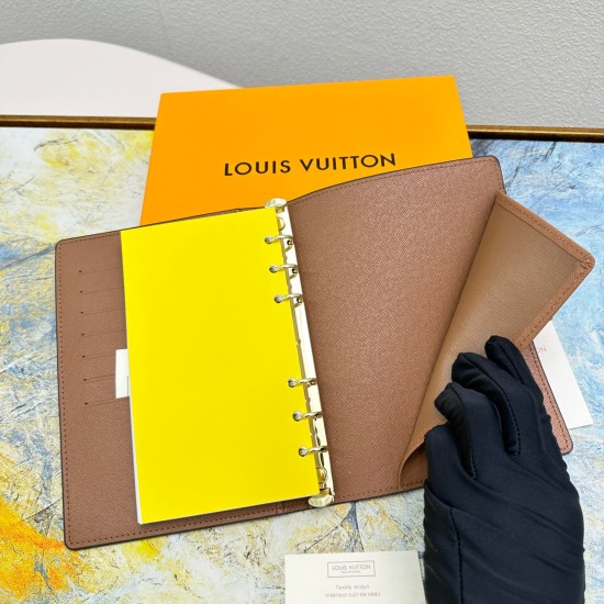 2023.09.27 Model M20004 ❤️ This small notebook cover is made of Monogram canvas and can hold three credit cards. It can also be used as a communication book, notebook, or calendar. 14 x 18 cm (length x height) - Epi leather with exquisite LV initials embo