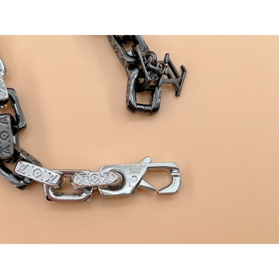 2023.07.11  LV 2023 Latest Cuban Necklace This Paradise Chain bracelet features eye-catching enamel and artificial crystal, replicating the chain elements depicted by Virgil Abloh, showcasing a striking blend of materials and colors. Monogram inscription 