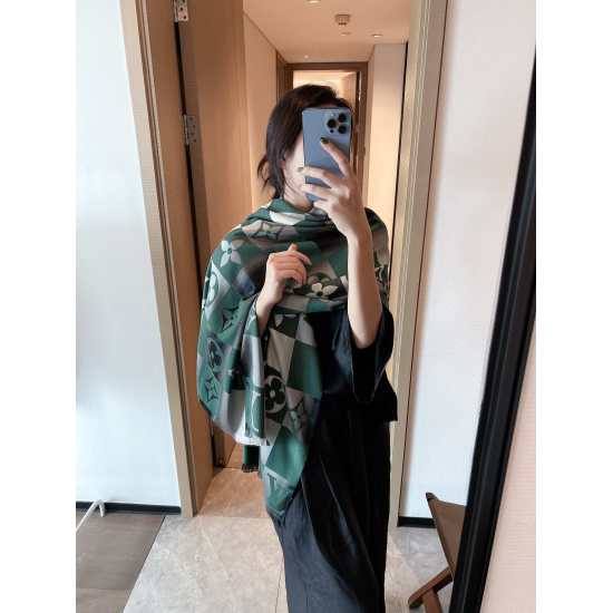2023.10.05 28 Autumn and Winter New Cut Cotton Gradient Style Soft and Delicate Hand Feel Louis Vuitton High end Rabbit Fleece Scarf Shawl Classic Four Leaf Grass Pattern Paired with Brand Soul LV Pattern Deeply ingrained Classic Low key yet Releasing Lux