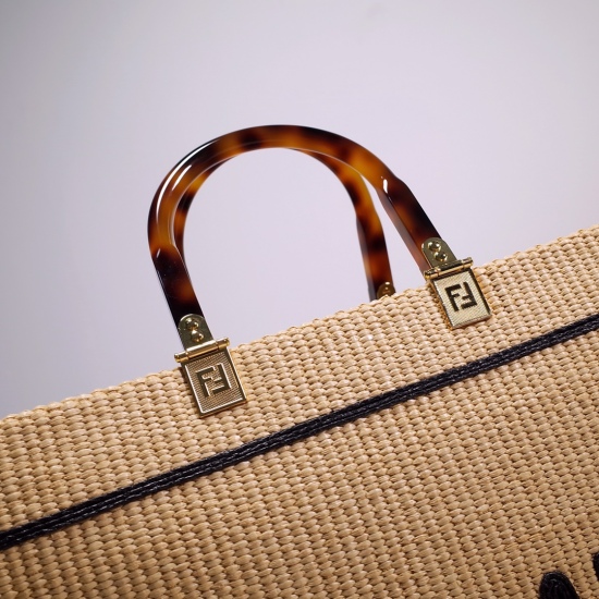 2024/03/07 p1180 [FENDI Fendi] New Sunshine Medium Grass Woven Handbag with FENDI ROMA Embroidery and Black Hard Organic Glass Handle. Equipped with spacious lined interior compartments (with contrasting edges in the same color) and gold metal parts, equi