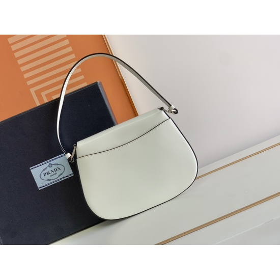 On March 12, 2024, P640 small size {flip white+black edge} exclusive PRADA new vintage underarm bag is here. This year's popular vintage underarm bag has always been popular. The whole leather is delicate and smooth, and the irregular shape of the bag des