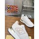 20240414 2023 LOUIS VUITTON, a popular new winter sports shoe, has been launched. The two tone leather upgraded brand's classic Run Away sports shoes are lighter than before. The original last design provides excellent comfort to the feet and the sole is 
