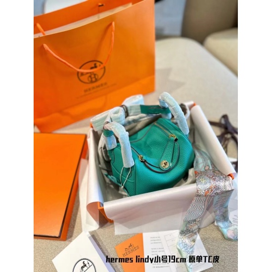 2023.10.29 P275 Original TC Cowhide Little Tmall Lindy19 o Hermes' timeless' Black Gold Bag ' I really can't refuse Herm è s' black gold bag. It's a 360 degree high-end beauty bag, and the upper body doesn't want to take it off. The capacity and size of t