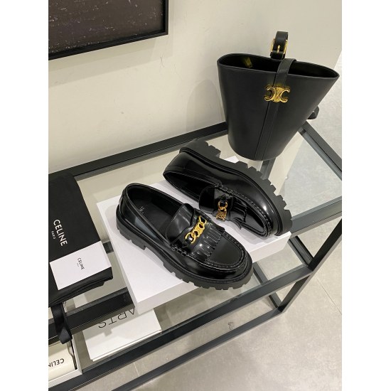 20240403 310 Celine Arc de Triomphe Thick Bottom Flowing Suo Lefu Shoes are truly amazing. The hollow out Arc de Triomphe gold buckle continues the classic black and gold color scheme, with a retro fringe design that is very versatile and friendly to youn