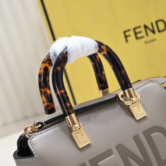 2024/03/07 700 pieces for Baiyun stall quality ❌ Refusing to compare ordinary goods, original Italian leather with its own fragrance, please recognize it ✅ The FEND1 brand new Mini ByThe Way mini handbag features a pure and minimalist ByTheWav silhouette 