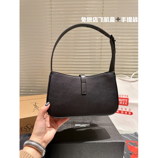 2023.10.30 P200 Duty Free Shop Aircraft Box ➕ Recommended Carrying Bag: Yang Shulin YSL Underarm Bag is a perfect armpit bag for autumn and winter. I've seen Celine Gucci Prada a lot Yang Shulin's bag is very novel, with a vintage crocodile pattern emboss