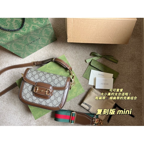 2023.10.03 New Year's Battle Bag 215 High Order Edition (Gift Box) Size 20 * 14cm Full Set Customized Packaging ‼   Saddle bag, the mini size you are longing for has finally been arranged in a size that is huge and cute, and paired with two shoulder strap