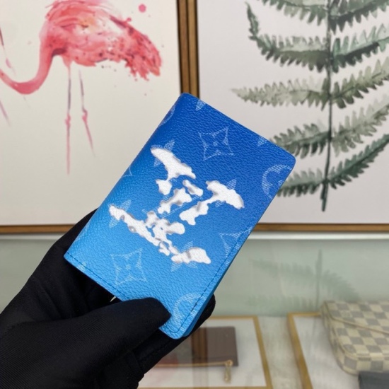 20230908 Louis Vuitton] Top of the line exclusive background M69679 Size: 8.0 x 11.0 x 1.0 cm This pocket wallet swims Virgil Abloh's cloud fantasy woven in the autumn and winter of 2020, using the tranquil colors of Monogram canvas to highlight the ether