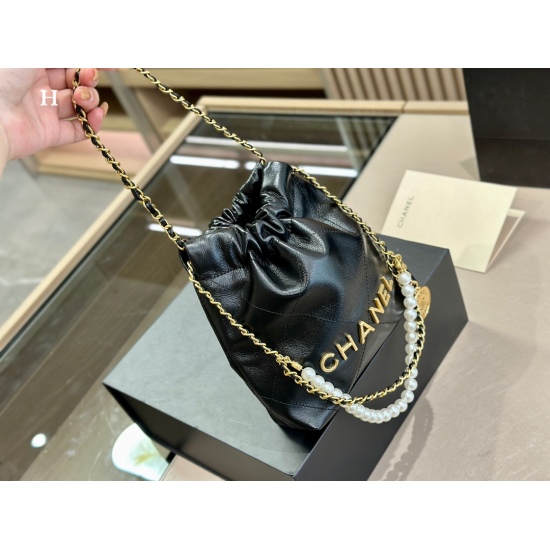 On October 13, 2023, 250 comes with a foldable box size of 20 * 21cm, and the Chanel 23ss mini trash bag is also too beautiful! It's so beautiful, its capacity is also super! Handheld armpit crossbody