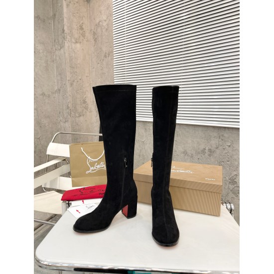 20240403 P315 yuan: Christian Louboutin (CL) will launch a new heavyweight thick heel elastic ankle boot in 2023, which is classic and exquisite, with smooth and delicate lines. Comes with a 70mm square heel. Depending on the occasion, pull it up to the c