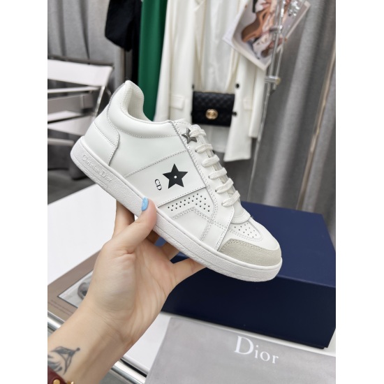 20240414 P230 Dior [Dior] New Release: This Dior Stay sports shoe continues its timeless silhouette and is carefully crafted with white cowhide leather. The inner lining is made of cowhide, mesh, and top layer of cowhide, making it particularly comfortabl
