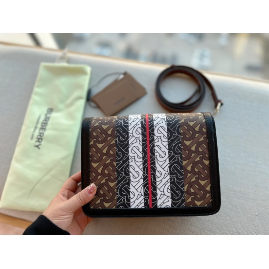 2023.11.17 215 box size: 20cm * 15cm BUR new TB tofu bag! The square and upright design is very low-key, and the TB exclusive logo lock bag is simply not very attractive
