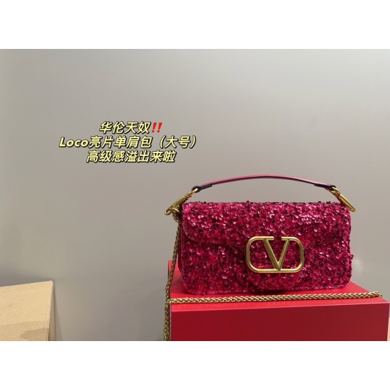 2023.11. 10 large P215 folding box ⚠️ The size 27.11 Valentino Loco sequin shoulder bag exudes a sense of sophistication. It looks very versatile on the body, and there's no pressure on the back. No girl can refuse such a beautiful bag