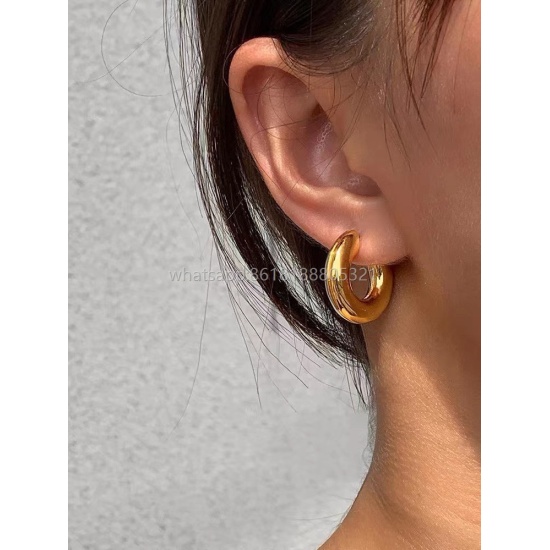 July 23, 2023 ❤️ Z printed BOTTEGA VRNETA Baodiejia earrings are elegant, elegant, and meticulously designed with carving, which greatly embellishes the face shape, youthful and energetic. At first glance, they are attracted by this very beautiful color c
