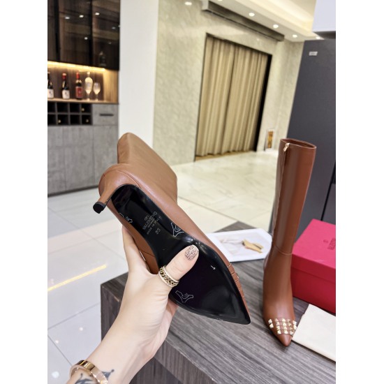 2023.12.19 Factory price 440 top-level version! Valentino counter 2023 autumn/winter latest top-level version is definitely the strongest product in history. Welcome to compare. The sole is made of Italian imported genuine leather, which is comfortable an
