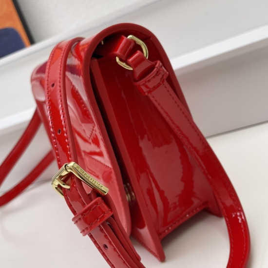 20240319 batch 550 matching box, patent leather, latest crossbody bag [Dolce&Gabbana] imported cowhide, DG always emits heat and light every time it is displayed ✨ The highlights always make people love them, regardless of their hands. The outstanding col