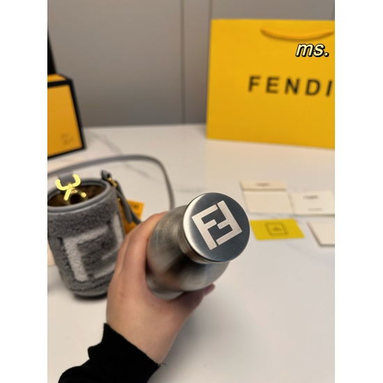 2023.10.26 P180 (Folding Box) size: 217FENDI New Autumn/Winter Show Insulation Cup Body 304 Stainless Steel ➕ The letter logo covers~the insulation effect is very good, and the shell workmanship is very exquisite! A must-have for white-collar workers at w