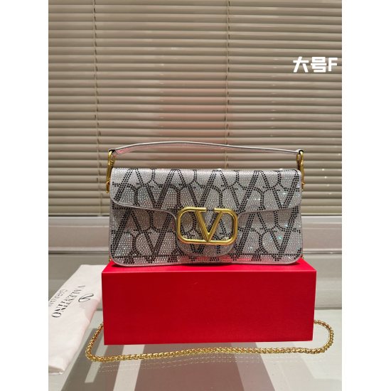 2023.11. 10 large P225 folding box ⚠ Size 27.12 Small P220 Folding Box ⚠ Size 20.10 Valentino Loco rhinestone chain bag, with a stunning texture. The upper body is really beautiful, ma'am. It's too textured. Don't be too absorbent when shopping daily