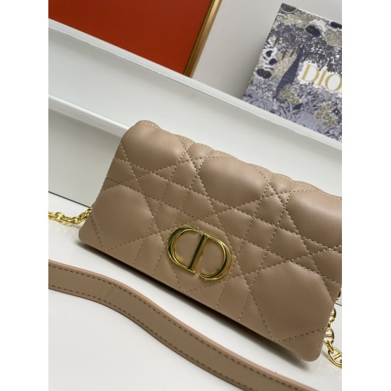 2023.07.20 with box Dior ❤ This season's new Dior Caro chain handbag showcases Dior's high order spirit with a practical design. Crafted with creamy white cow leather and adorned with a unique quilting effect with oversized rattan pattern. The flip is ado