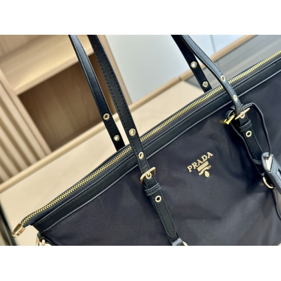 2023.11.06 185 Boxless Size: 35 * 28cm Prada Classic Shopping Bag:! Big and convenient enough! As an entry-level prada shopping bag, it is indeed a practical and durable model, lightweight, comfortable and practical!