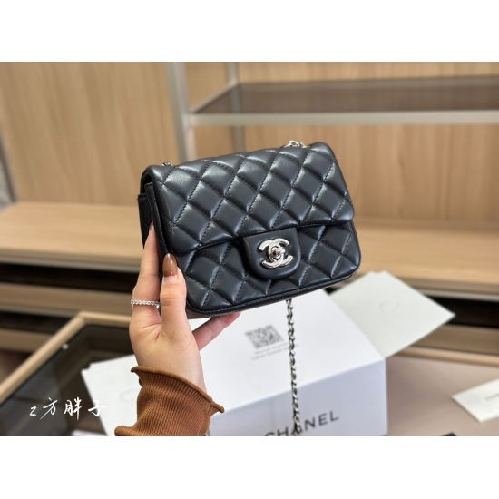 On October 13, 2023, 230 comes with a foldable box and an airplane box size of 17.13cm. Chanel's classic square chubby guy is the best and most worthwhile square chubby guy of the season. He must have a must-have style