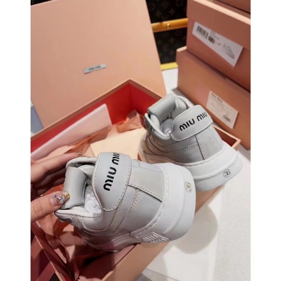 2024.01.05 270 miu23 Spring/Summer New Fashion: When it comes to dirty shoes, you will definitely think of G family, but now there is another option, which is the white dirty shoes newly launched by Miu this season. There are two types in total, one is br