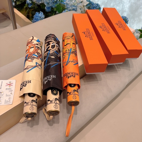 20240402 Special Approval 65 Hermes Premium H Home Trifold Automatic Umbrella is presented in a heavyweight manner with its exquisite craftsmanship and continuous imagination. The new coating technology of the umbrella fabric brings surprising shading eff
